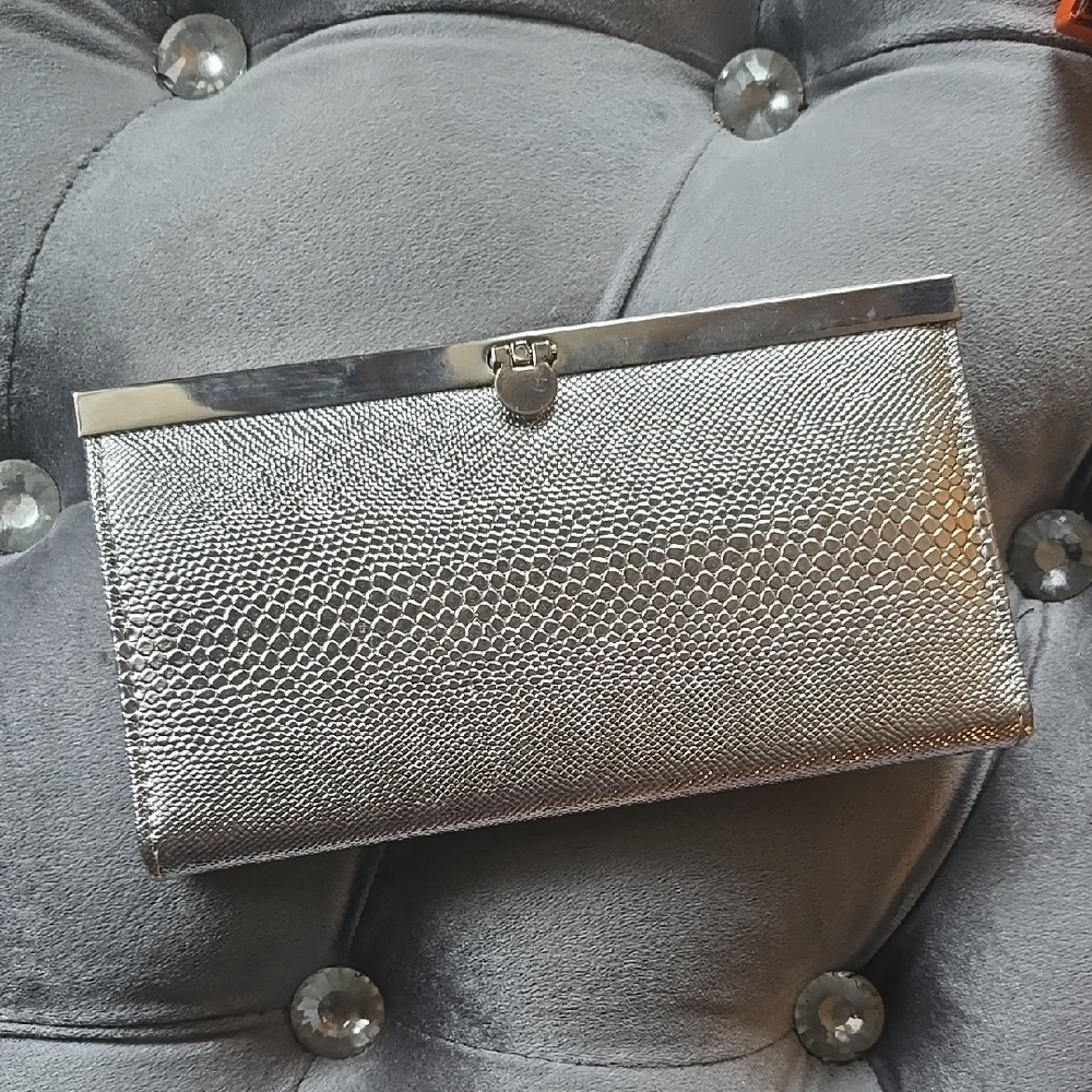 Women's Elegant Silver Clutch Bag 🩶